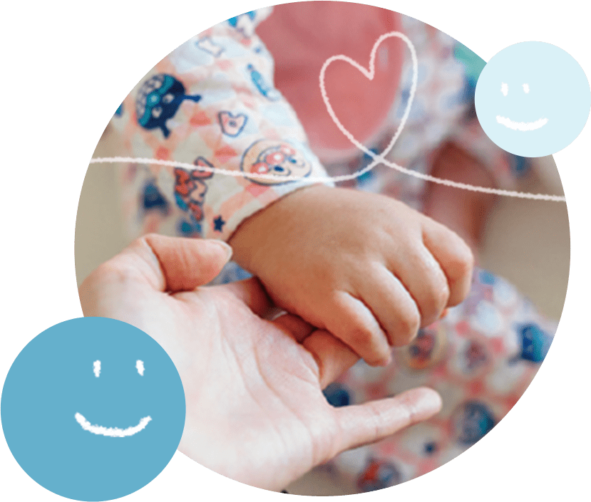 子どもの手を優しく握る大きな手